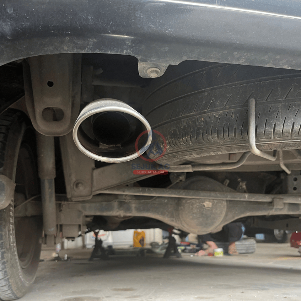 Asap Knalpot Mobil Hitam