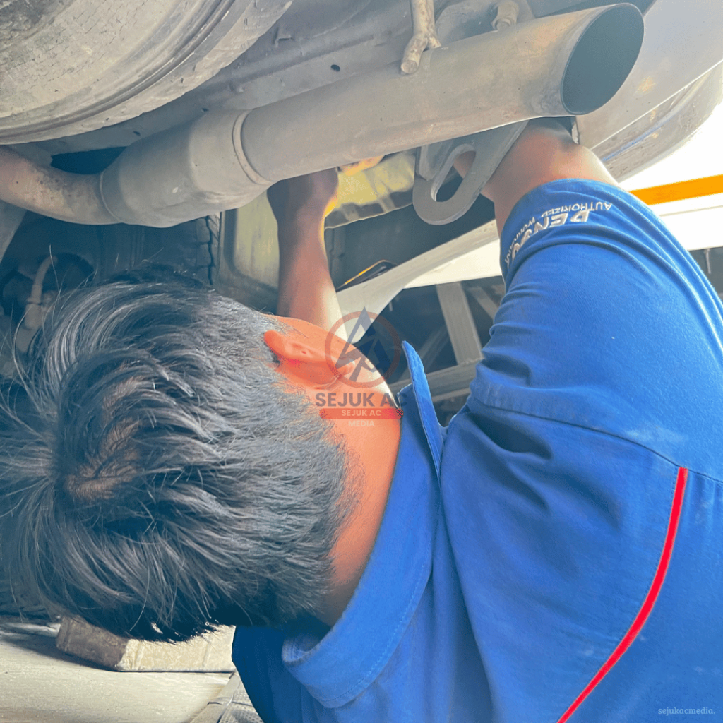 Keluar air dari knalpot mobil di pagi hari