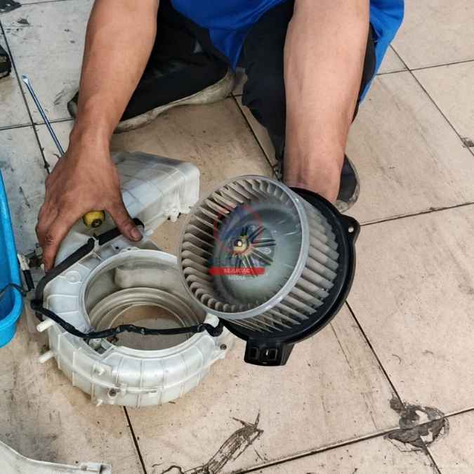 pemeriksaan cara kerja blower ac mobil di bengkel ac mobil ngawi sejuk ngawi