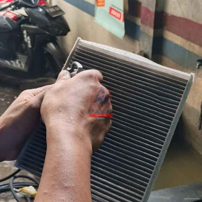 pemeriksaan cara kerja filter kabin di bengkel ac mobil ngawi sejuk ngawi