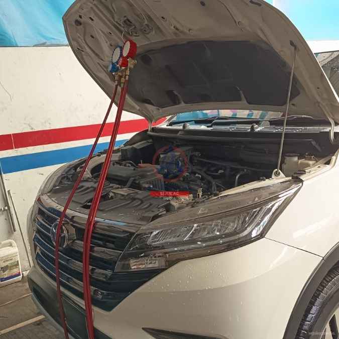 pemeriksaan tekanan freon di bengkel ac mobil ngawi