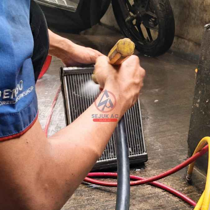 proses cara membersihkan evaporator AC mobil di bengkel ac mobil ngawi sejuk ngawi