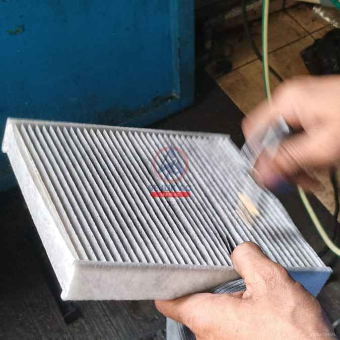 cara membersihkan filter AC mobil di bengkel AC mobil Ngawi Sejuk Ngawi
