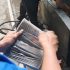 mekanik memeriksa lipatan kertas kotor ciri filter ac mobil perlu diganti di bengkel mobil ngawi
