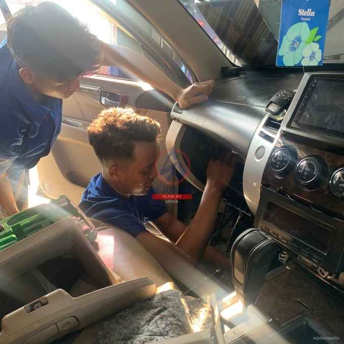 teknisi memeriksa kompartemen laci dasbor di bengkel ac mobil ngawi sejuk ngawi