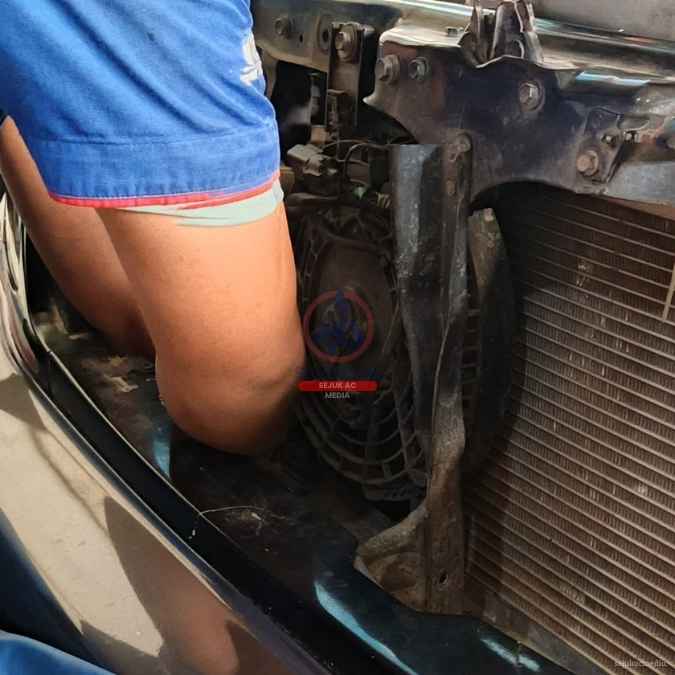 pemeriksaan ciri kondensor ac mobil rusak di bengkel ac mobil ngawi sejuk ngawi