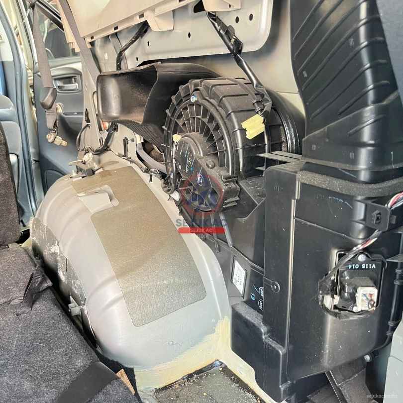 instalasi unit blower ac mobil di bengkel service ac mobil ngawi