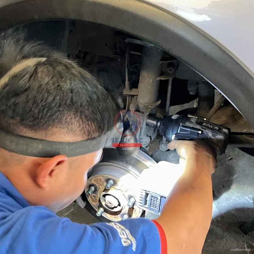 pemeriksaan komponen suspensi di bengkel mobil ngawi
