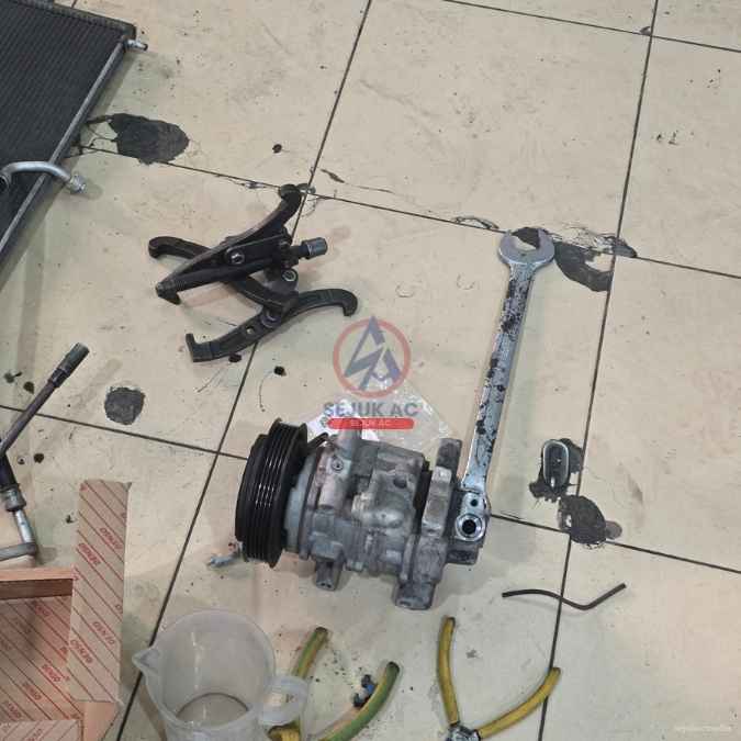 pemeriksaan komponen kompresor di bengkel service ac mobil ngawi sejuk ngawi