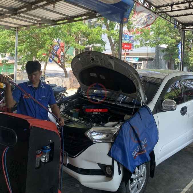 proses flushing ac mobil di service ac mobil ngawi