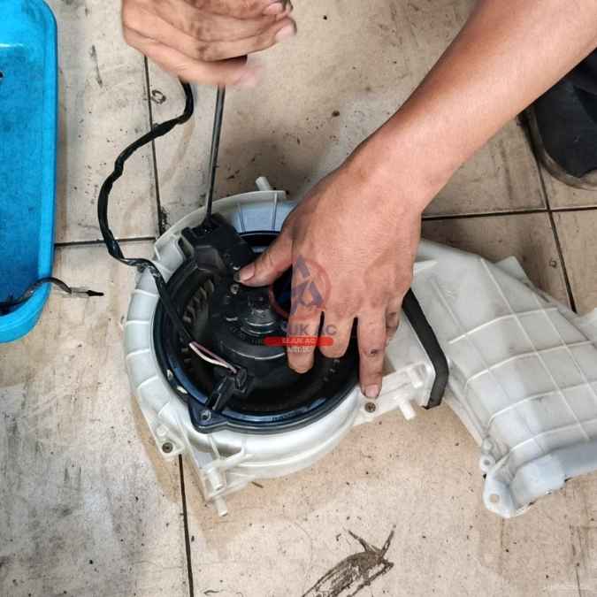 pemeriksaan motor blower di bengkel ac mobil ngawi sejuk ngawi