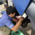 teknisi memeriksa komponen suspensi dan penyebab mobil oleng di bengkel mobil ngawi