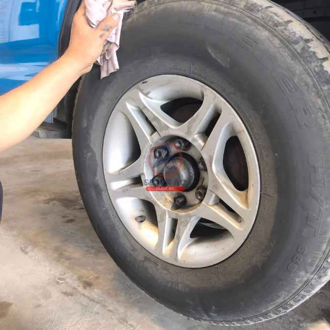 pemeriksaan fisik ban dan penyebab mobil oleng di bengkel mobil ngawi