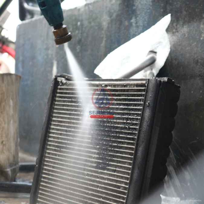 pembersihan kisi kisi evaporator saat servis ac mobil ngawi di sejuk ngawi