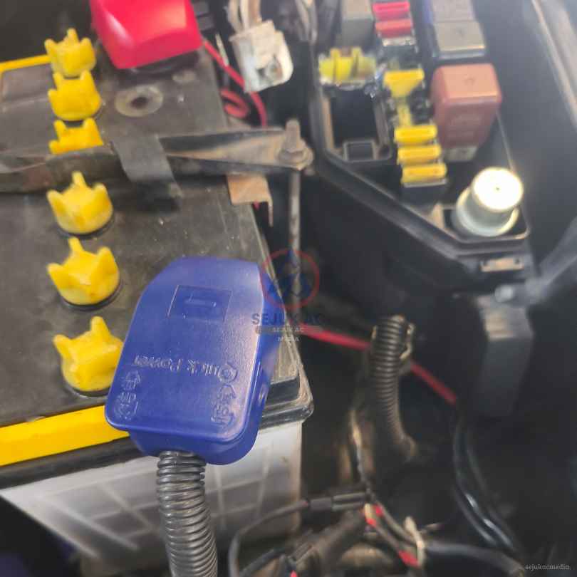 Pemeriksaan aki dan sistem pengisian kelistrikan sebagai akibat fan belt mobil kendur di bengkel mobil Sejuk AC Ngawi