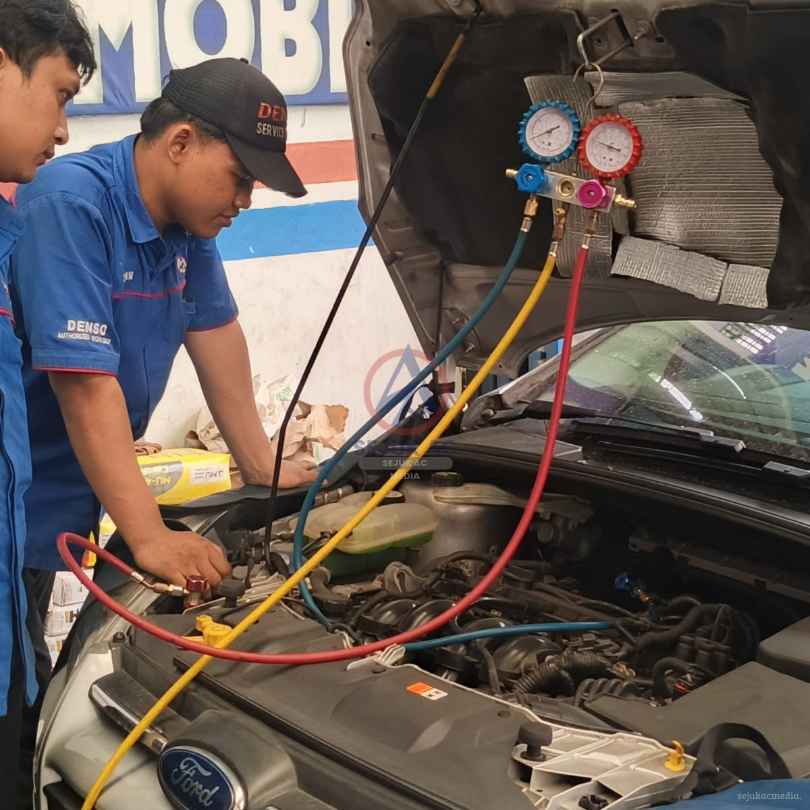 Pemeriksaan tekanan dan fungsi selang ac mobil menggunakan manifold gauge