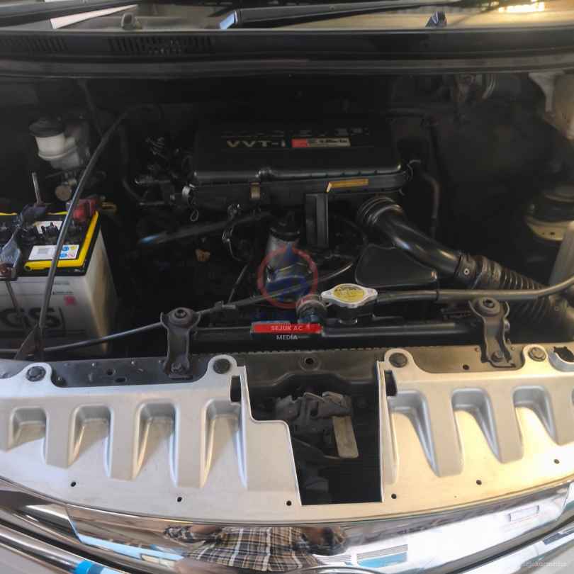 Ruang mesin mobil dengan saluran asupan udara menuju throttle body mobil